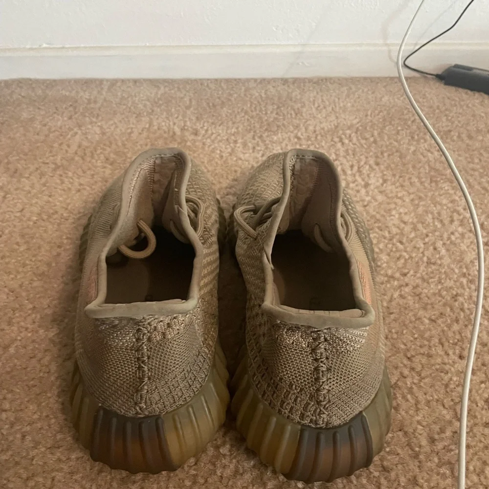 Yeezy 350 - Picture 3 of 5